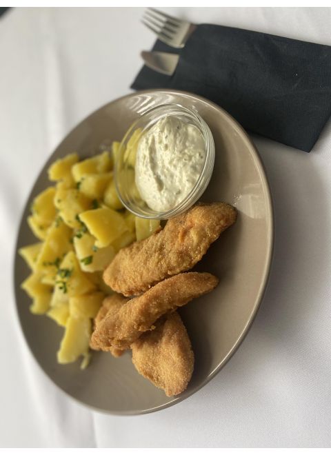 Vypražané morčacie stripsy 150g, varené zemiaky, tatárska omáčka
