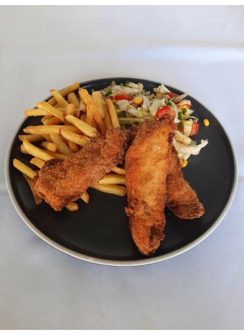Vypražané morčacie stripsy 150g, hranolky, šalát z čerstvej zeleniny