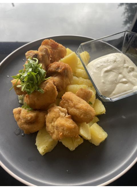 Vyprážané šampiňóny 150g, varené zemiaky, dresing