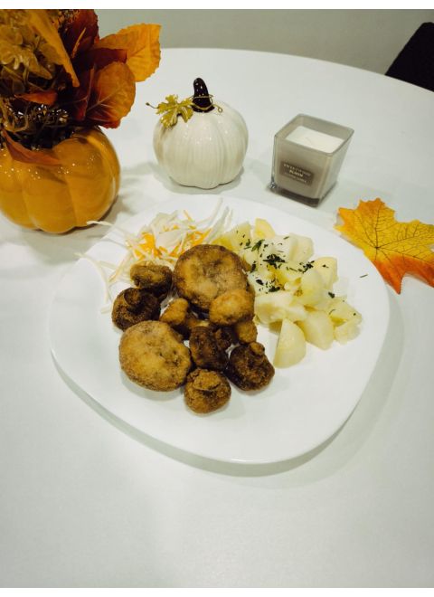 Vyprážané šampiňóny 150g, varené zemiaky, šalát