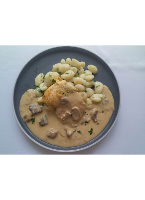 Kurací steak s gnocchi a hubovo - smotanovou omáčkou