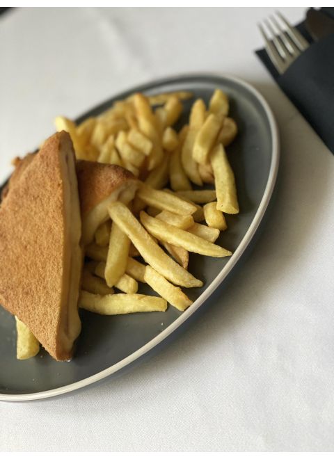 Vyprážaný syr plnený šunkou 120g, hranolky, tatárska omáčka