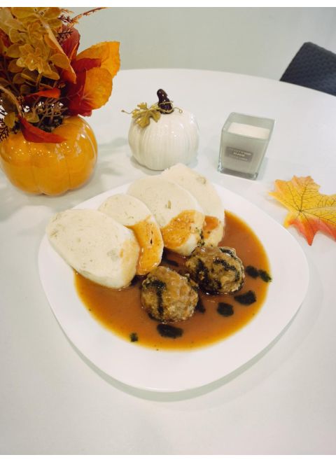 Mäsové guľky v paradajkovej omáčke 120g, domáca parená knedľa