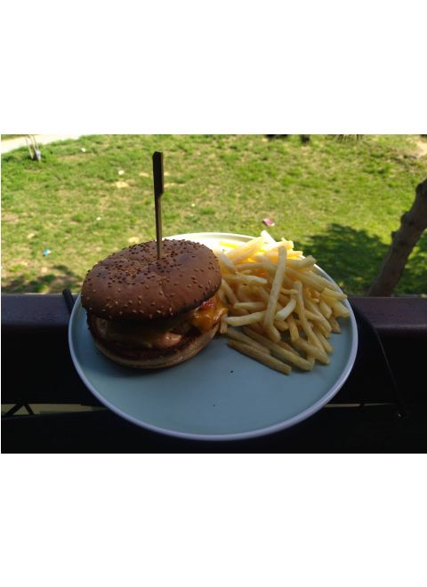 Kurací hamburger 150g, hranolky