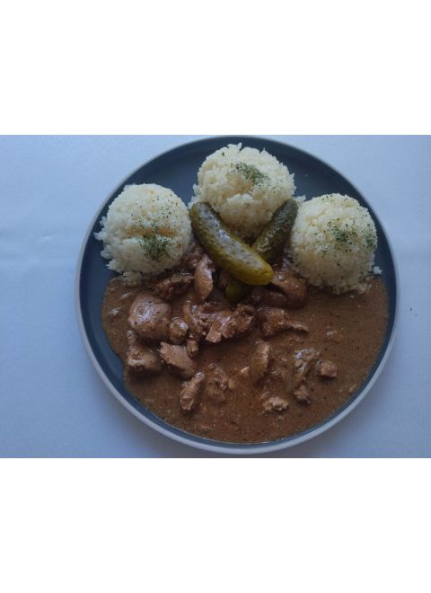 Restovaná kuracia pečeň na cibuľke 150g, ryža, kyslá uhorka