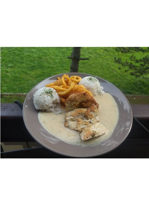 Kurací plátok na nivovej omáčke 150g, 1/2 ryža, 1/2 zemiakové špirálky