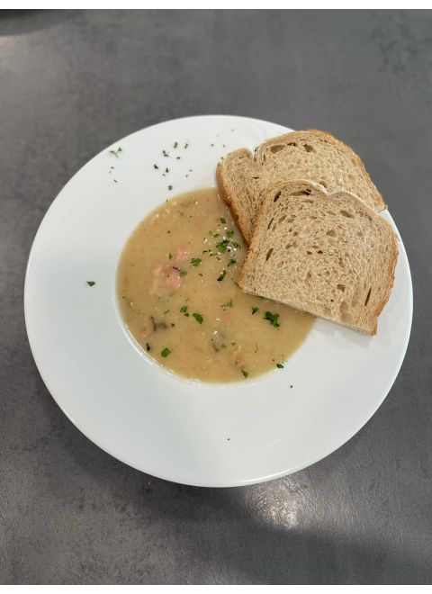 Hubová mačanka s údeným mäsom, chlieb