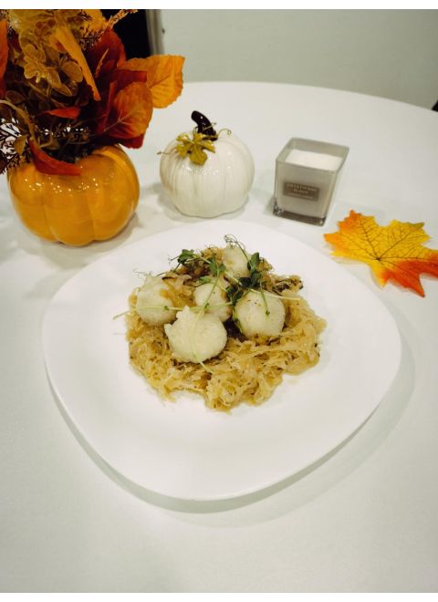 Zemiakové knedlíčky plnené údeným mäsom na kyslej kapuste