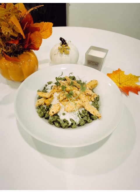 Špenátové halušky so syrovou omáčkou a kuracím mäsom