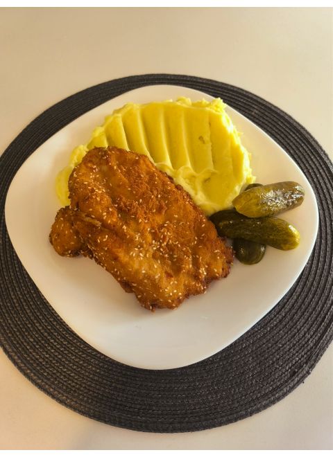 Kurací rezeň v syrovom cestíčku 150g, varené zemiaky, šalát