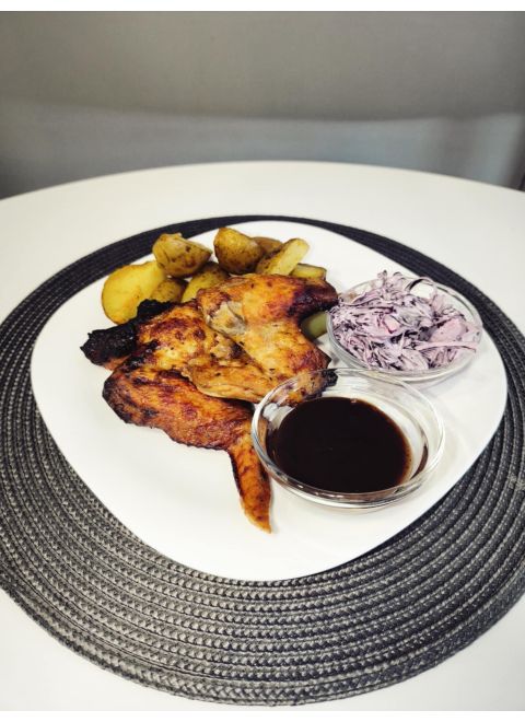 Grilované kuracie krídielka, domáce pečené zemiaky, BBQ dresing, coleslaw šalát