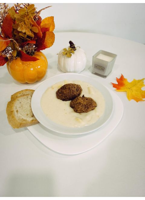 Vyprážaný bravčový karbonátok, zemiaky na kyslo, chlieb