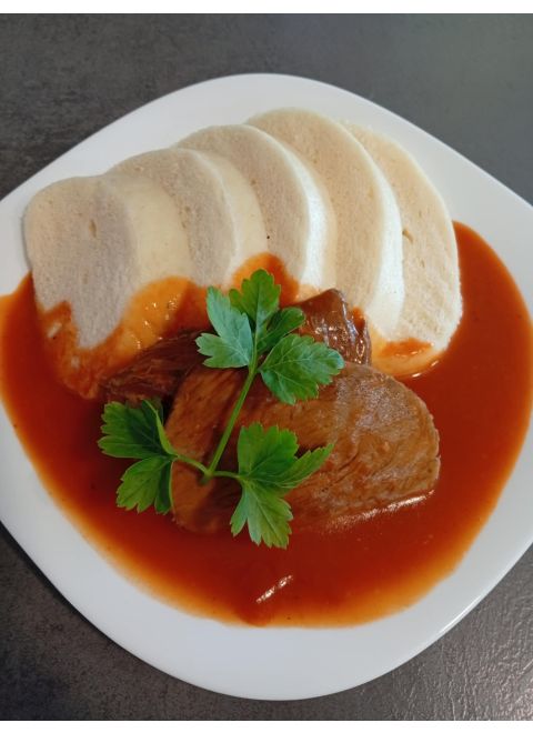 Hovädzie varené na paradajkovej omáčke 150g, domáca knedľa