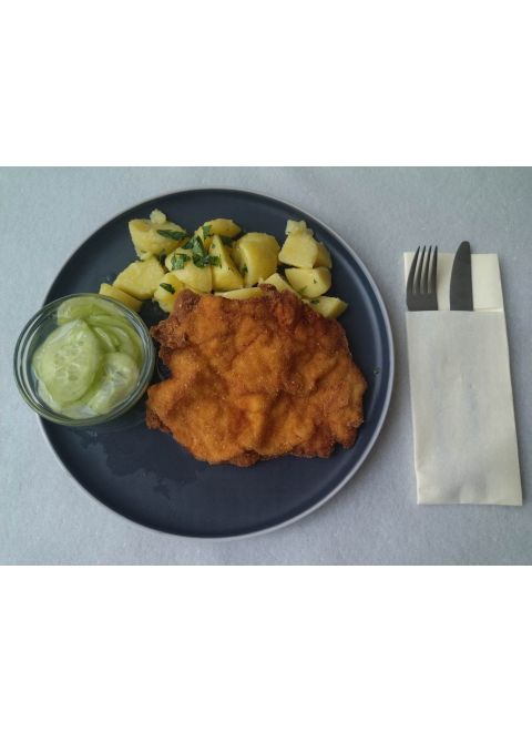 Vyprážaný morčací rezeň 150g, mastené zemiaky, uhorkový šalát