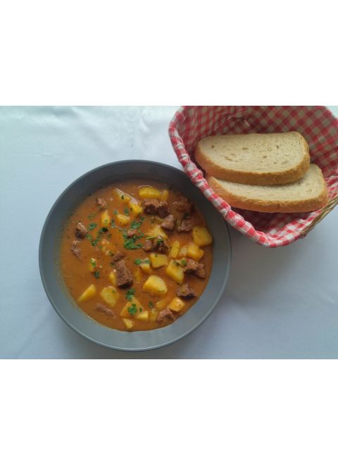 Hovädzí kotlikový guľáš 150g, chlieb