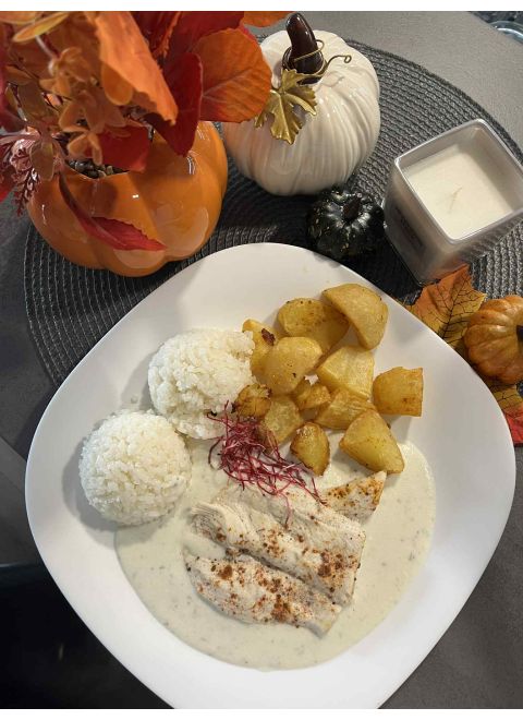 Kurací steak na nivovej omáčke 150g, ryža, domáce pečené zemiaky