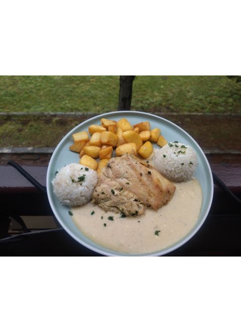 Kurací steak na nivovej omáčke 150g, 1/2 ryža, 1/2 hranolky