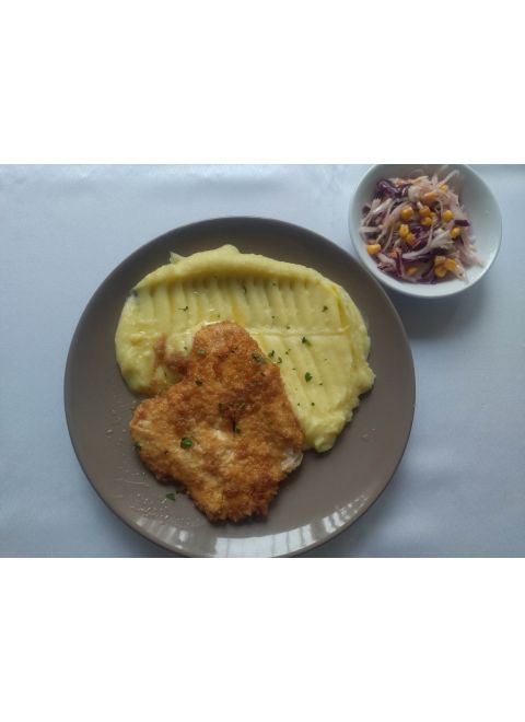 Maslový kurací rezeň 150g, zemiaková kaša, šalát