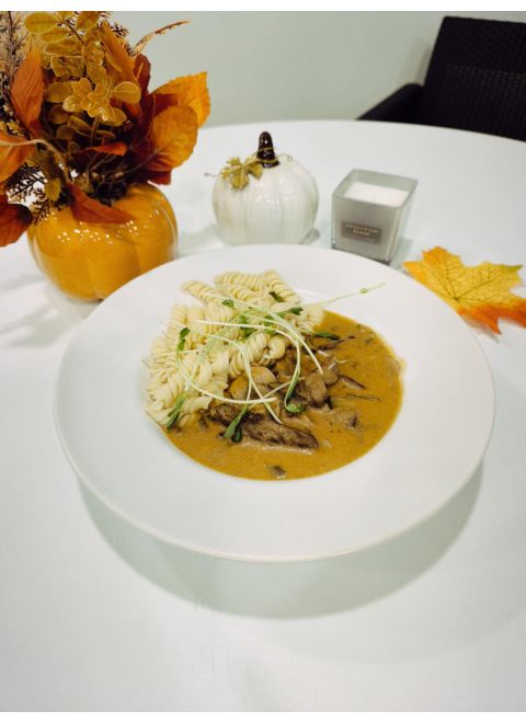 Hovädzí stroganov 150g,fusilli