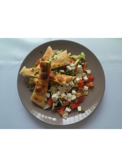 Grecký šalát s feta syrom, olivami, pizza tyčinky