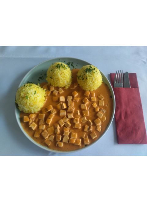 Stroganov z tofu, kari ryža