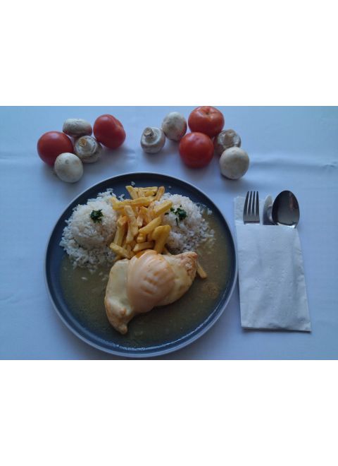 Kurací plátok zapekaný s broskyňou 150g, 1/2 ryža, 1/2 hranolky