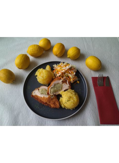 Vypražaný kurací rezeň quattro formaggi 150g, mastené zemiaky, miešaný šalát