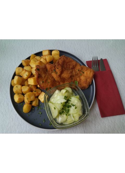 Vyprážaný kurací rezeň 150g, opekané zemiaky, uhorkový šalát