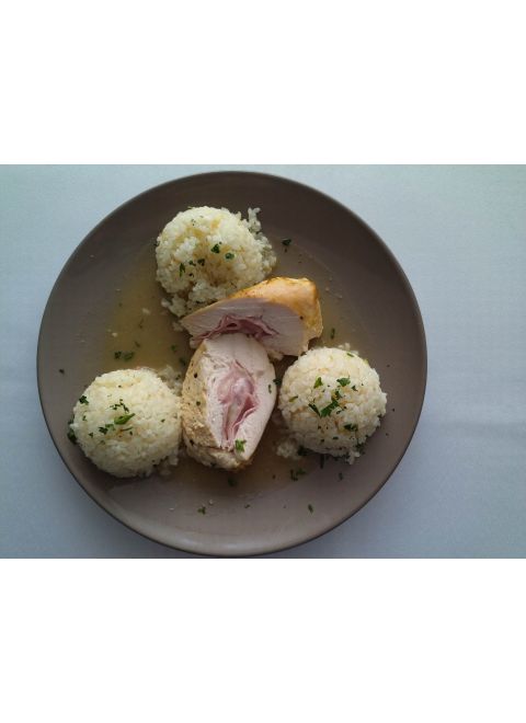 Kurací prírodný gordon bleu 150g, ryža, šalát