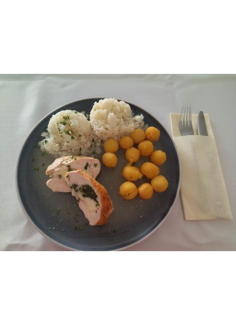 Kuracia kapsa plnená špenátom a nivou 150g, ryža, krokety