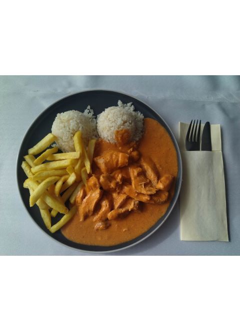Kurací stroganov 150g, ryža, hranolky