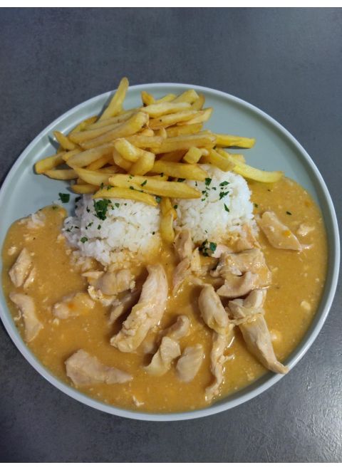 Kurací stroganov 150g, ryža, hranolky