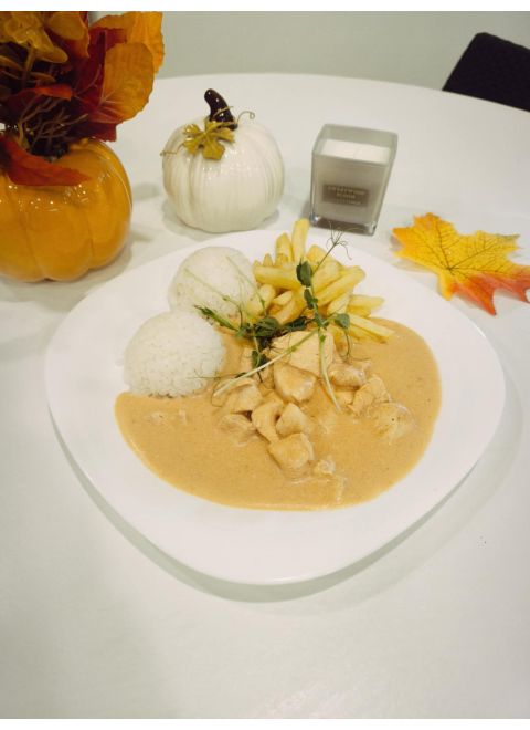 Kurací stroganov 120g, ryža, hranolky