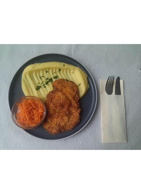 Vyprážaný kurací rezeň v sezame 150g, zemiaková kaša, mrkvový šalát