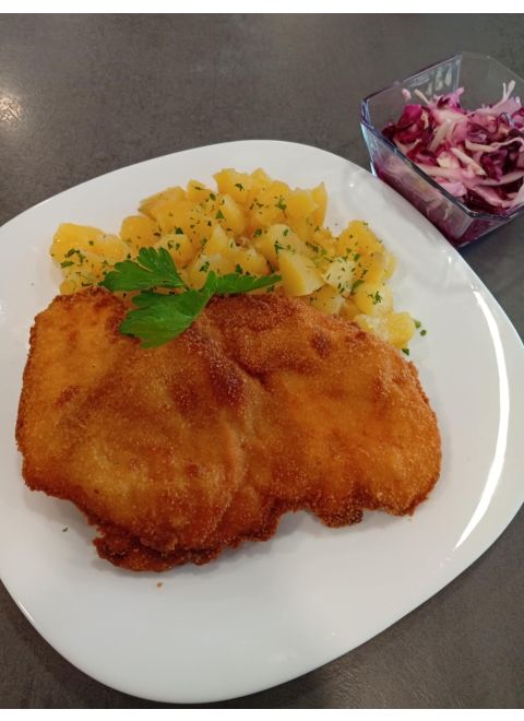 Vyprážaný kurací rezeň 150g, varené zemiaky,šalát