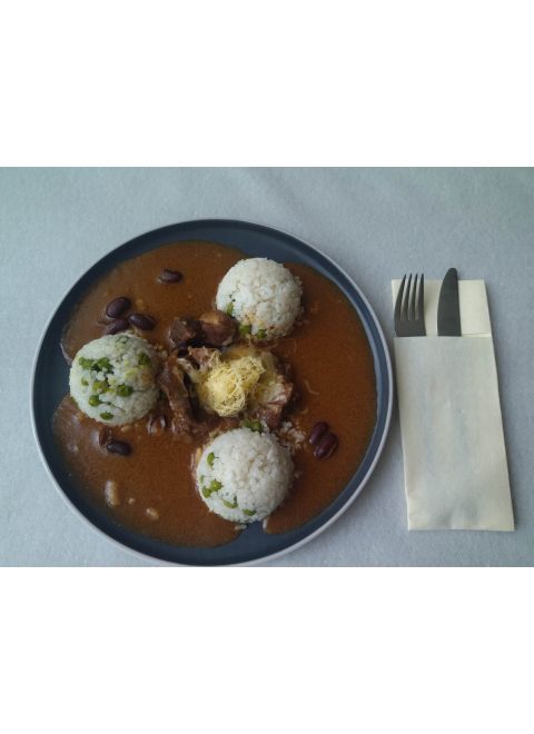 Hovädzí mexický guľáš 150g, ryža s hráškom, struhaný syr