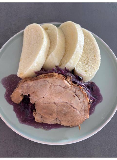 Pečená bravčová krkovička 120g, červená kapusta, knedľa