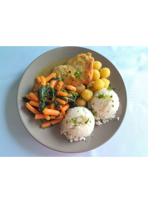Kurací plátok na baby karotke, špenáte s parmezánom 150, ryža, krokety