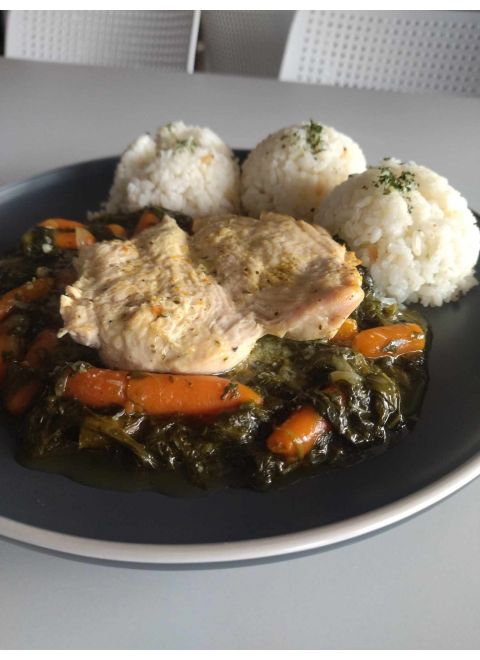 Kurací plátok na baby karotke, špenáte s parmezánom 150, ryža