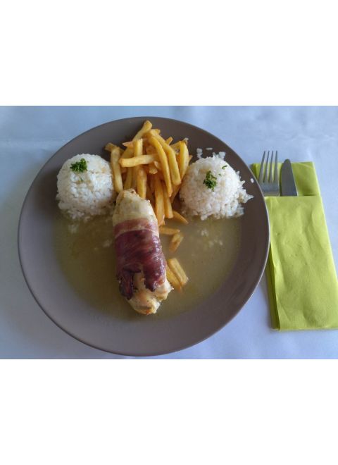 Kuracie prsia v slaninovom župane 150g, ryža, hranolky