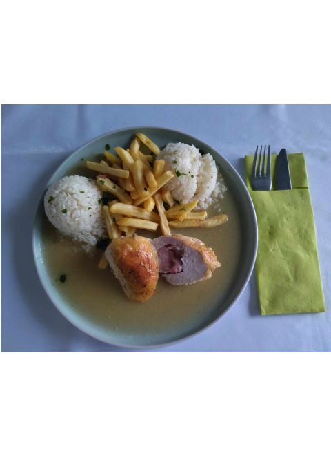 Gazdovská kuracia rolka 150g, ryža, hranolky