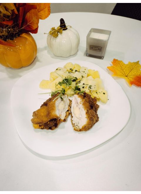 Vyprážaný Gordon bleu 150g, varené mastené zemiaky, kapustovo - mrkvový šalát