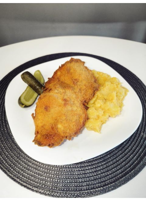 Vyprážaný bravčový rezeň 150g, šťuchané zemiaky, kyslá uhorka