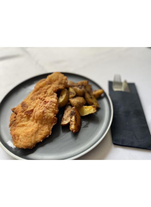 Vyprážaný kurací rezeň 150g, domáce pečené zemiaky, šalát