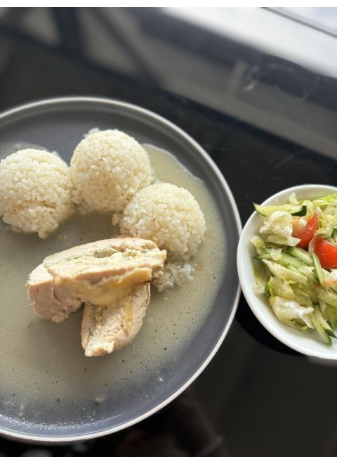 Kuracia rolka quattro formaggi 150g, ryža, šalát