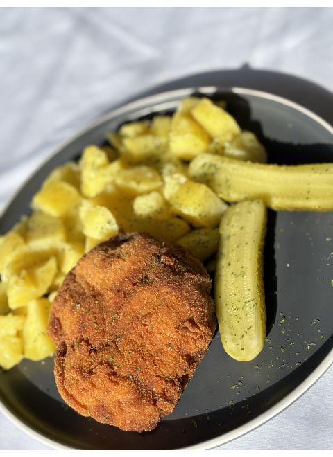Vyprážané fašírky 150g, varené zemiaky, kyslá uhorka