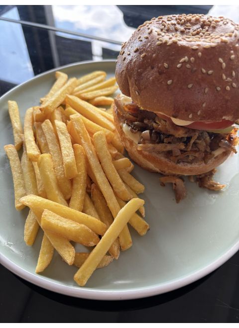 Kebab burger s domácou žemľou, hranolky