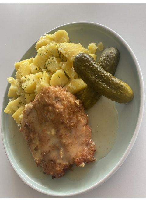Obratený bravčový rezeň 150g, varené zemiaky, kyslá uhorka