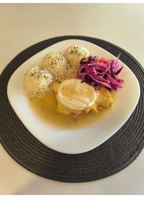 Zapekaný kurací plátok s enciánom 150g, ryža, šalát