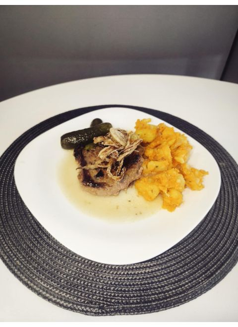 Viedenska krkovička 150g, šťuchané zemiaky, kyslá uhorka